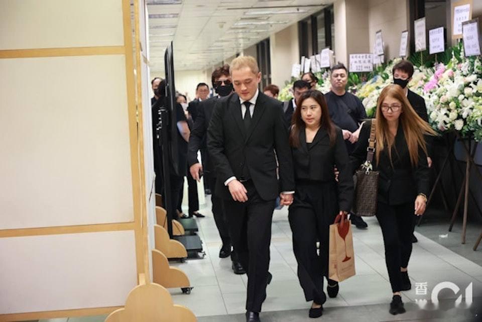 鼎爺评价李泳汉老婆嚴佩鈺（ Conny）：「人無三尺高，肚裡三把刀」。古惑仔配心