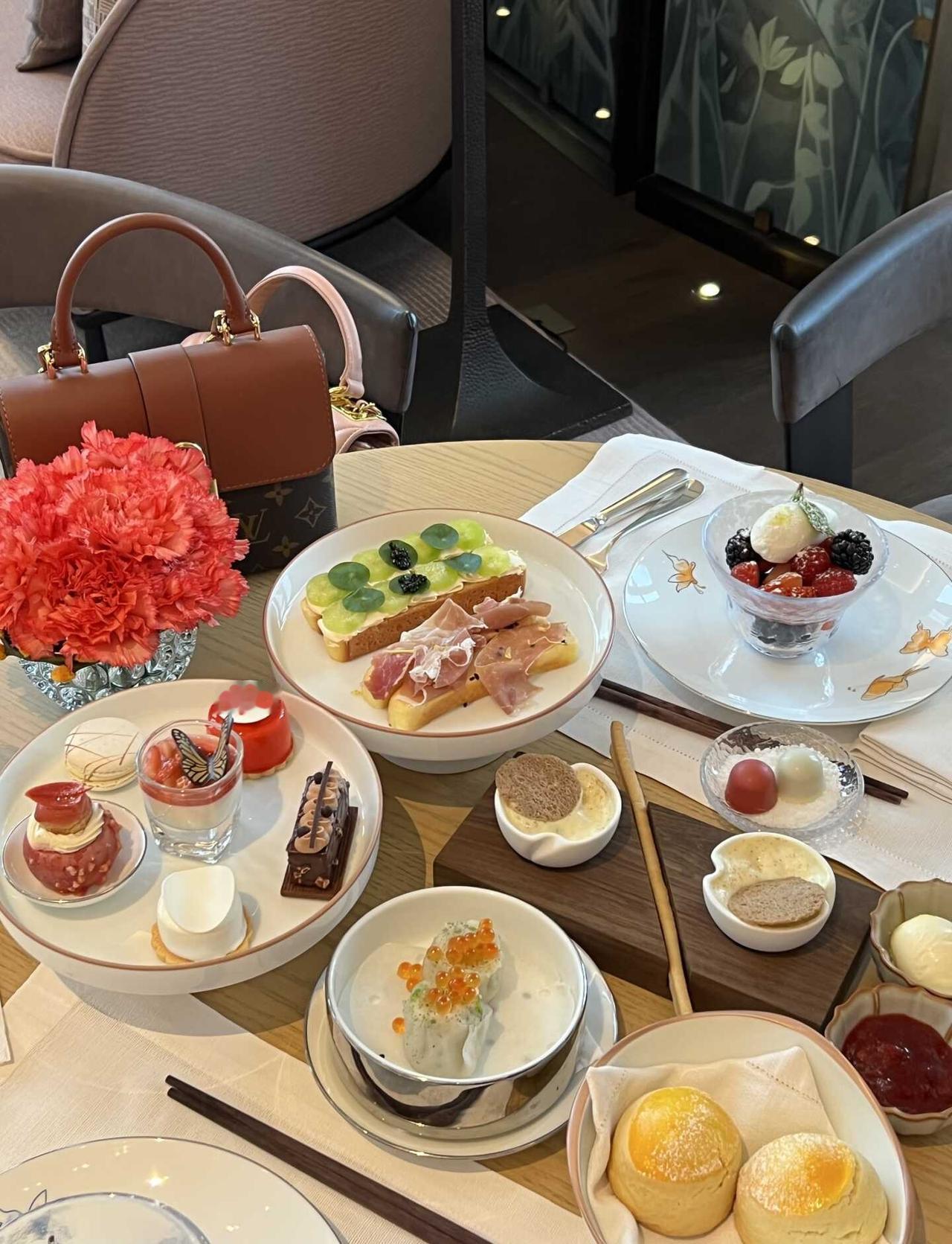 广州这里！！！云端下午茶！！！好chill～
俯瞰小蛮腰的下午茶☕️好惬意
吃到