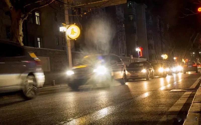 女子开远光被邻居闪灯提醒后破防 女子开远光被邻居闪灯提醒后破防
近日，“女子开远