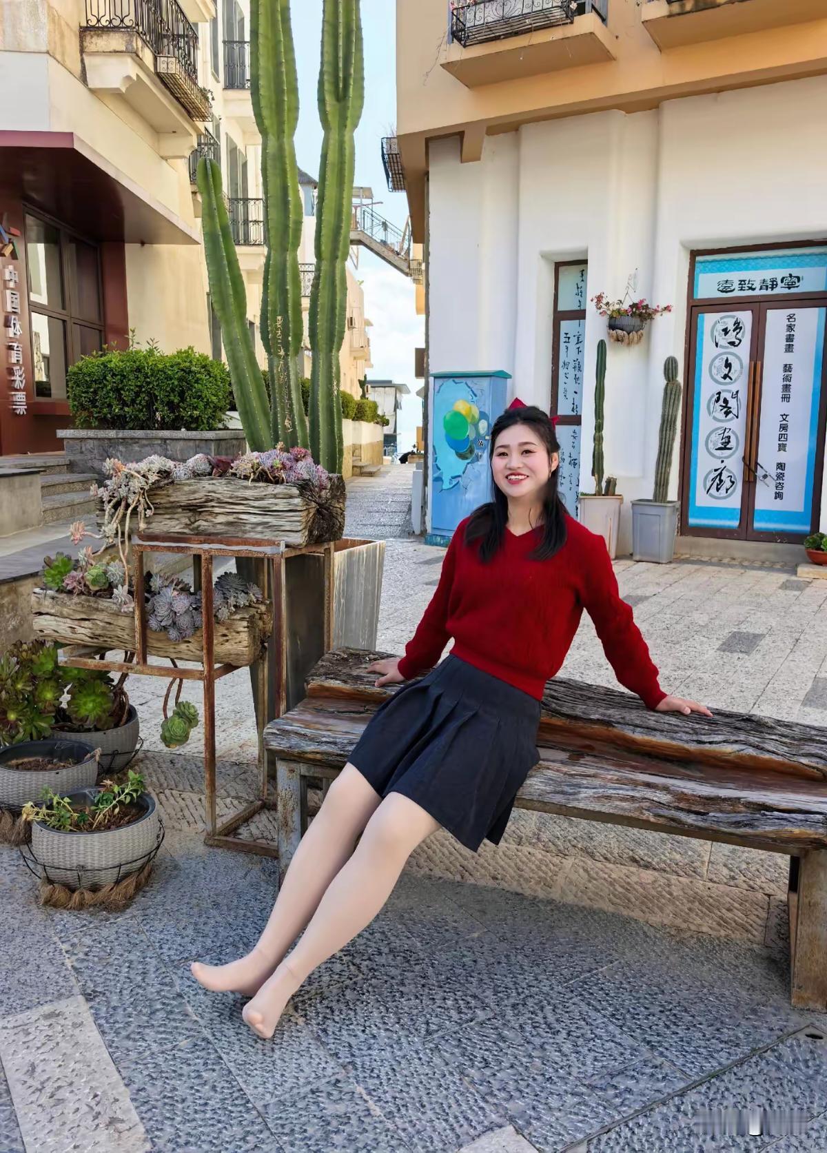 阳光明媚的午后，总是自带一种治愈感。想象一下，有个红衣少女置身其中，身旁是那带刺