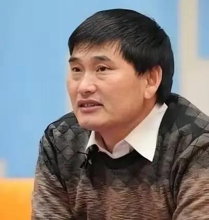 其实唱歌就是一种艺术，因社会需要，让“大衣哥”这样的好嗓音歌手成为一种职业。

