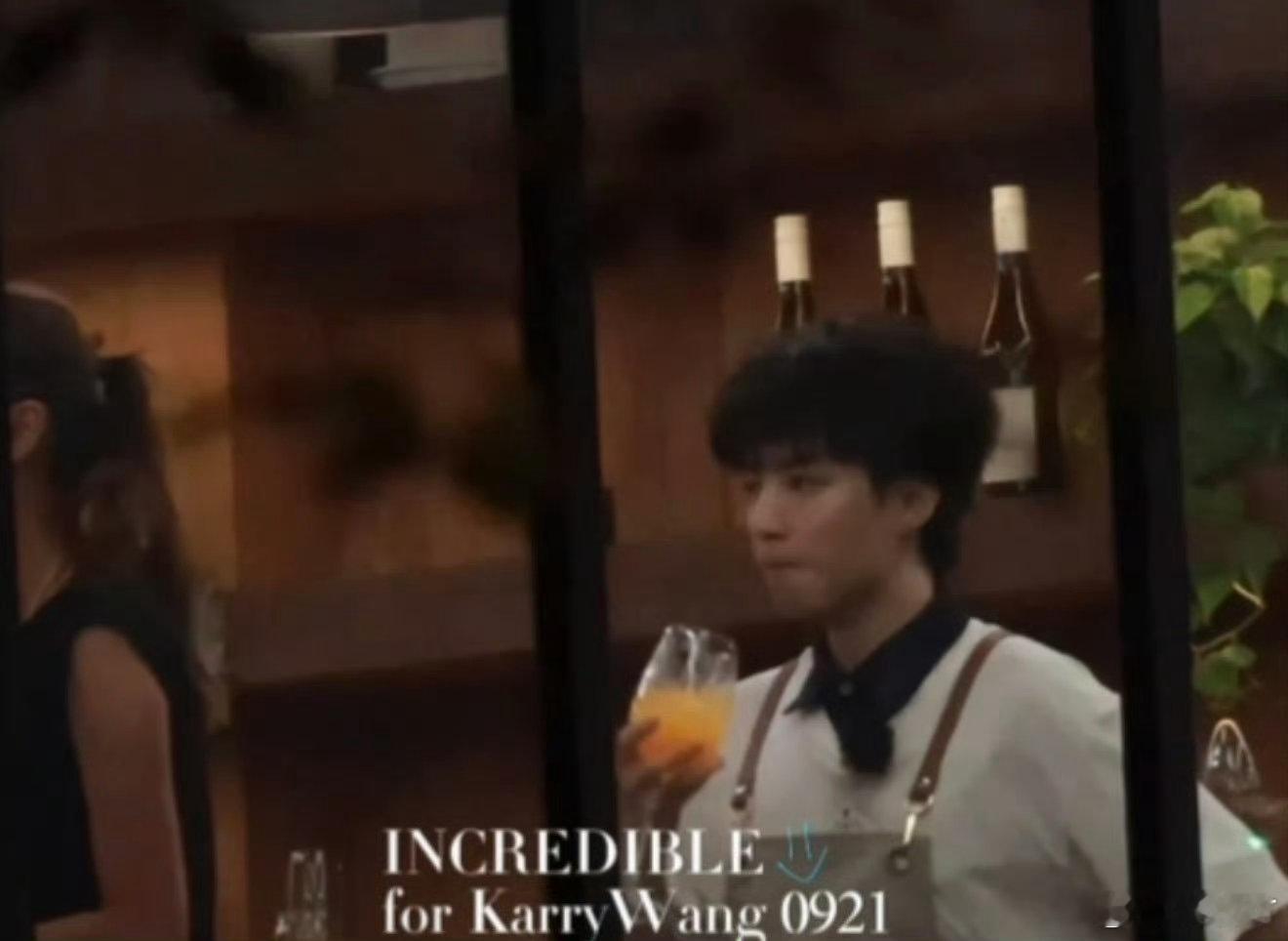 王俊凯高脚杯喝橙汁王俊凯你别太优雅了我说哈哈哈哈！王俊凯用高脚杯喝橙汁高脚杯喝牛