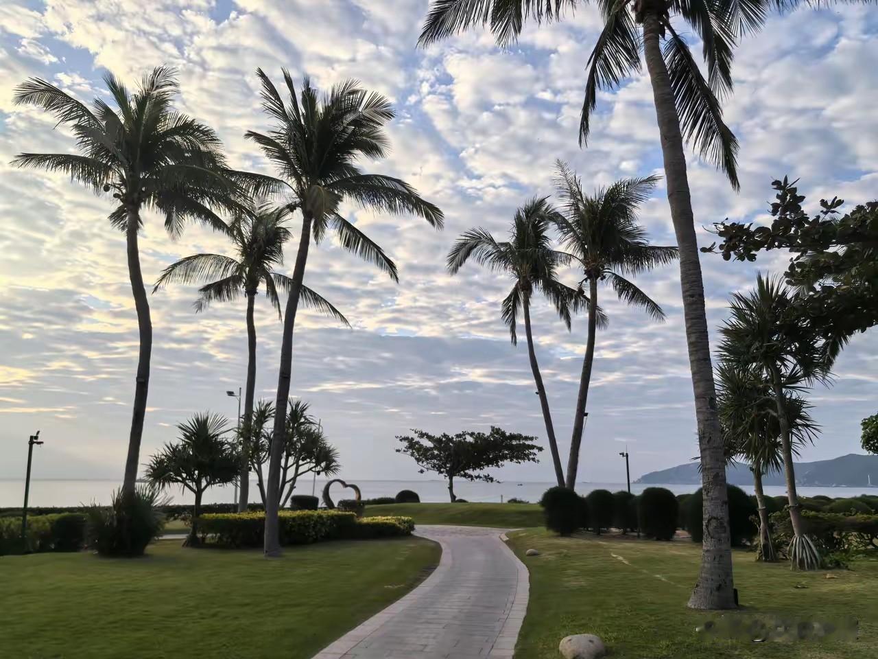 很多大佬到现在还没意识到，时代快进到今天之后，人们对精英正在祛魅，不仅祛魅，而且