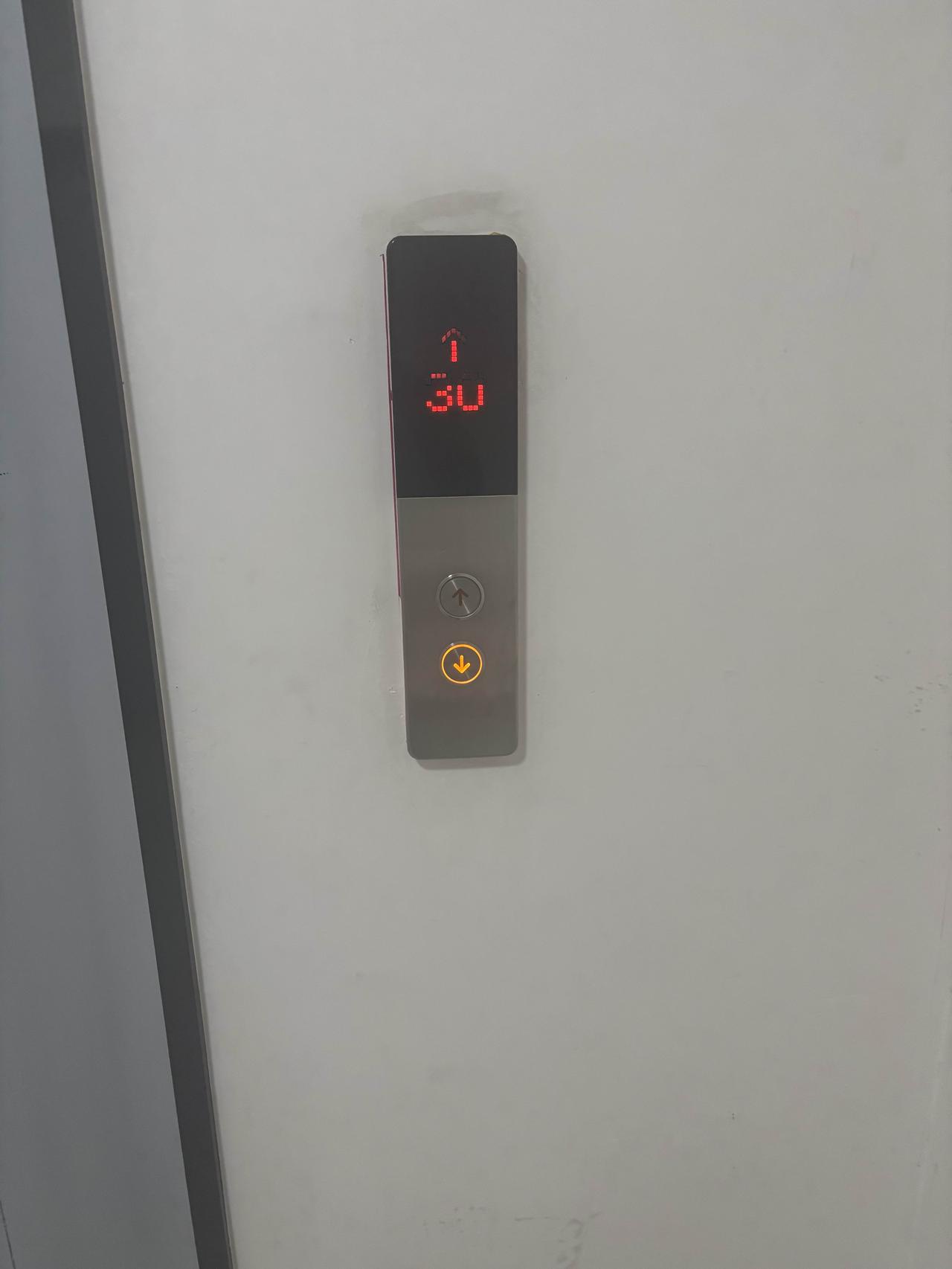 朋友们，劝您们以后买房子千万不要买有特别高的楼房

         笔者的家楼