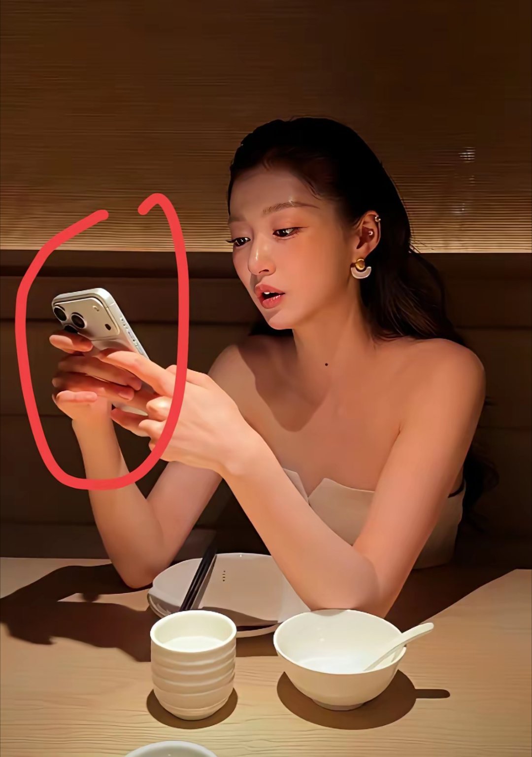 东方卫视主持人冯琳用的手机是什么牌子的？白色的颜色好看 
