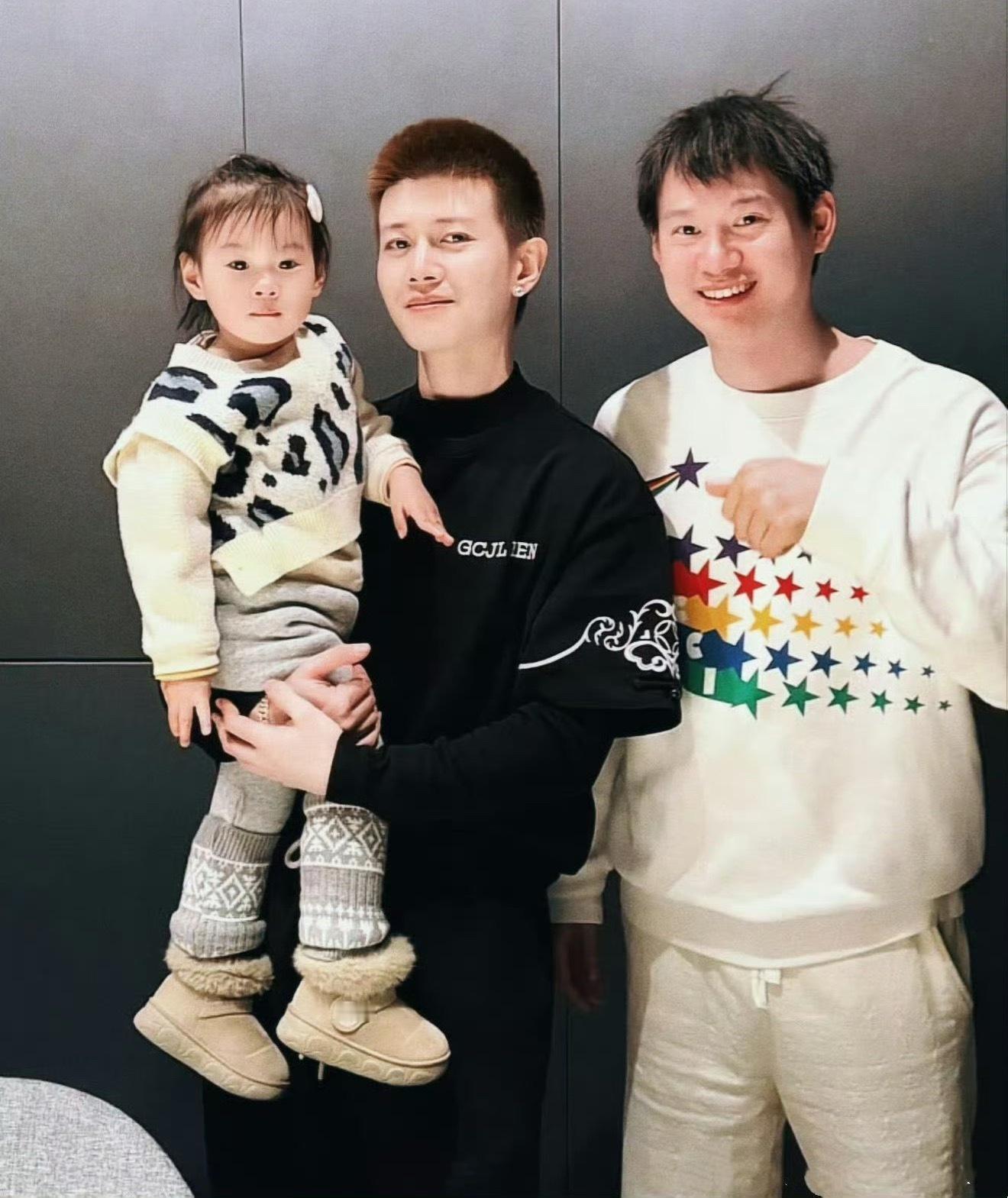 任嘉伦任嘉伦抱周雨女儿 也是很会带孩子，招孩子喜欢的嘉伦叔叔👏这小棉袄也是很可