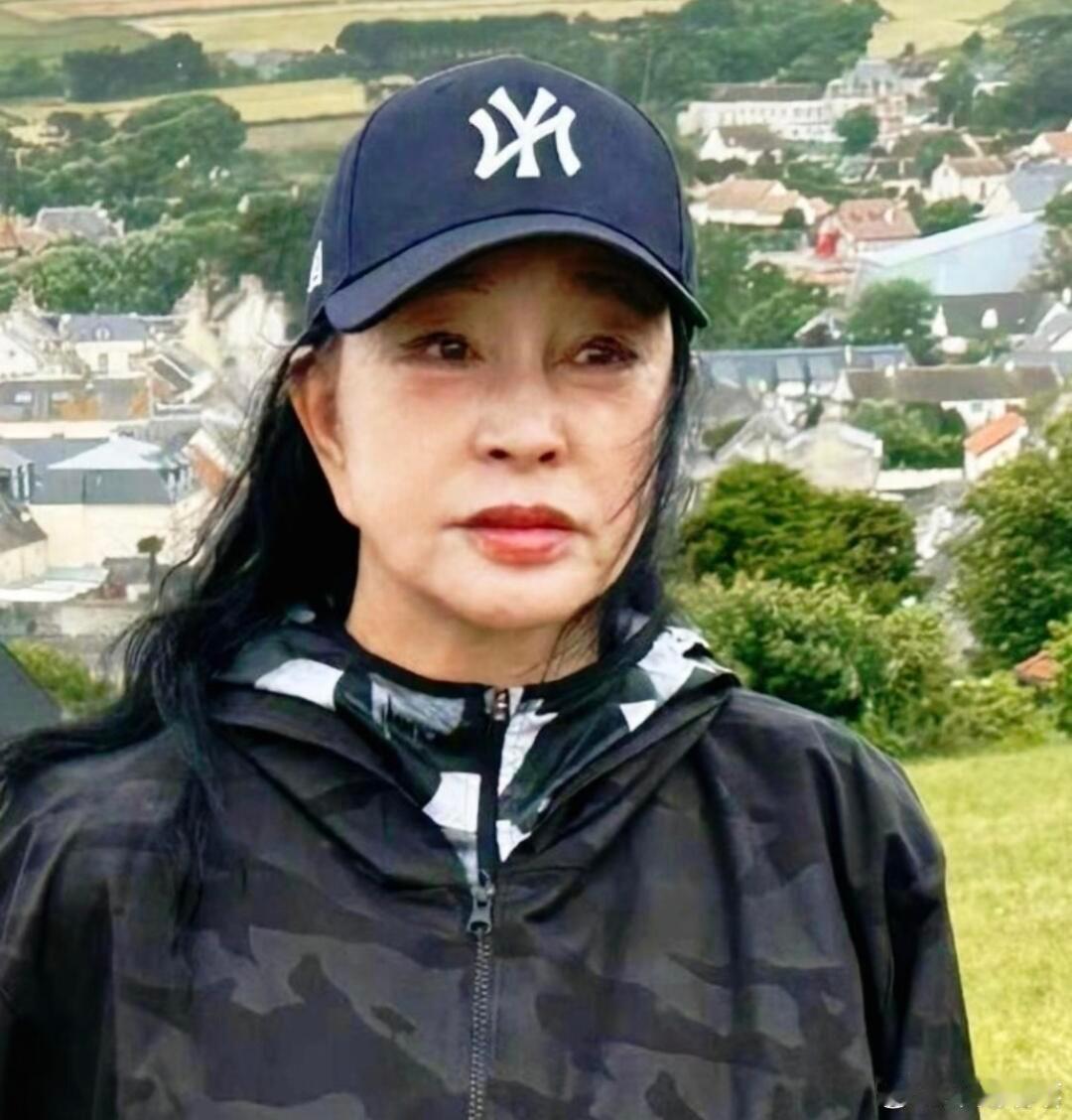 75岁刘晓庆的素颜照，没有浓妆，没有厚重滤镜，坦然露出岁月的痕迹，反而比刻意装嫩