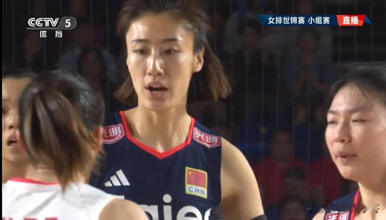 中国女排25:14哥伦比亚女排率先拿下第一局
李盈莹战术性强发球轮给对方施压
两
