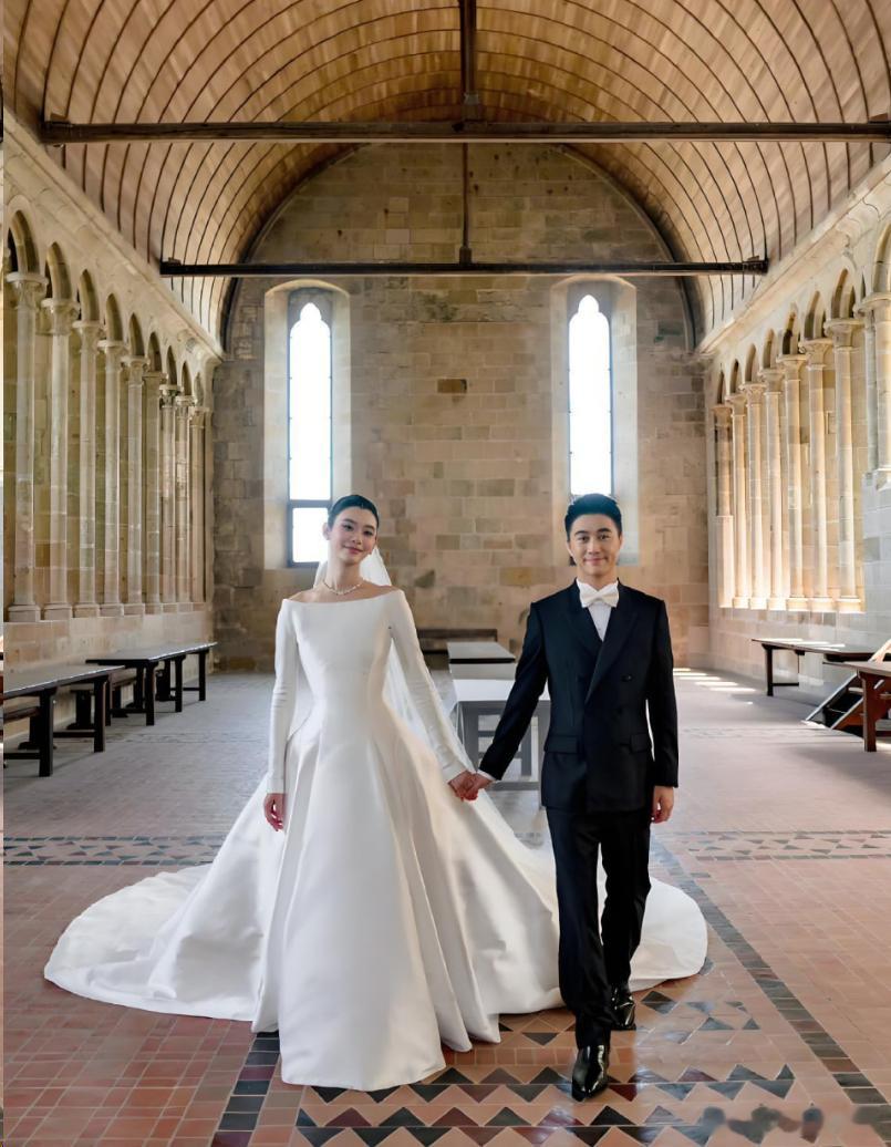 何猷君婚礼誓词没有贫穷  整个娱乐卷炸开锅了，何猷君在法国办的世纪婚礼所花的钱早