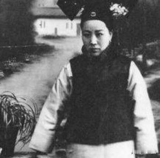 1915年，9岁的溥仪正躺在乳母怀中吃奶，谁料，太监张谦却突然闯了进来，看到眼前