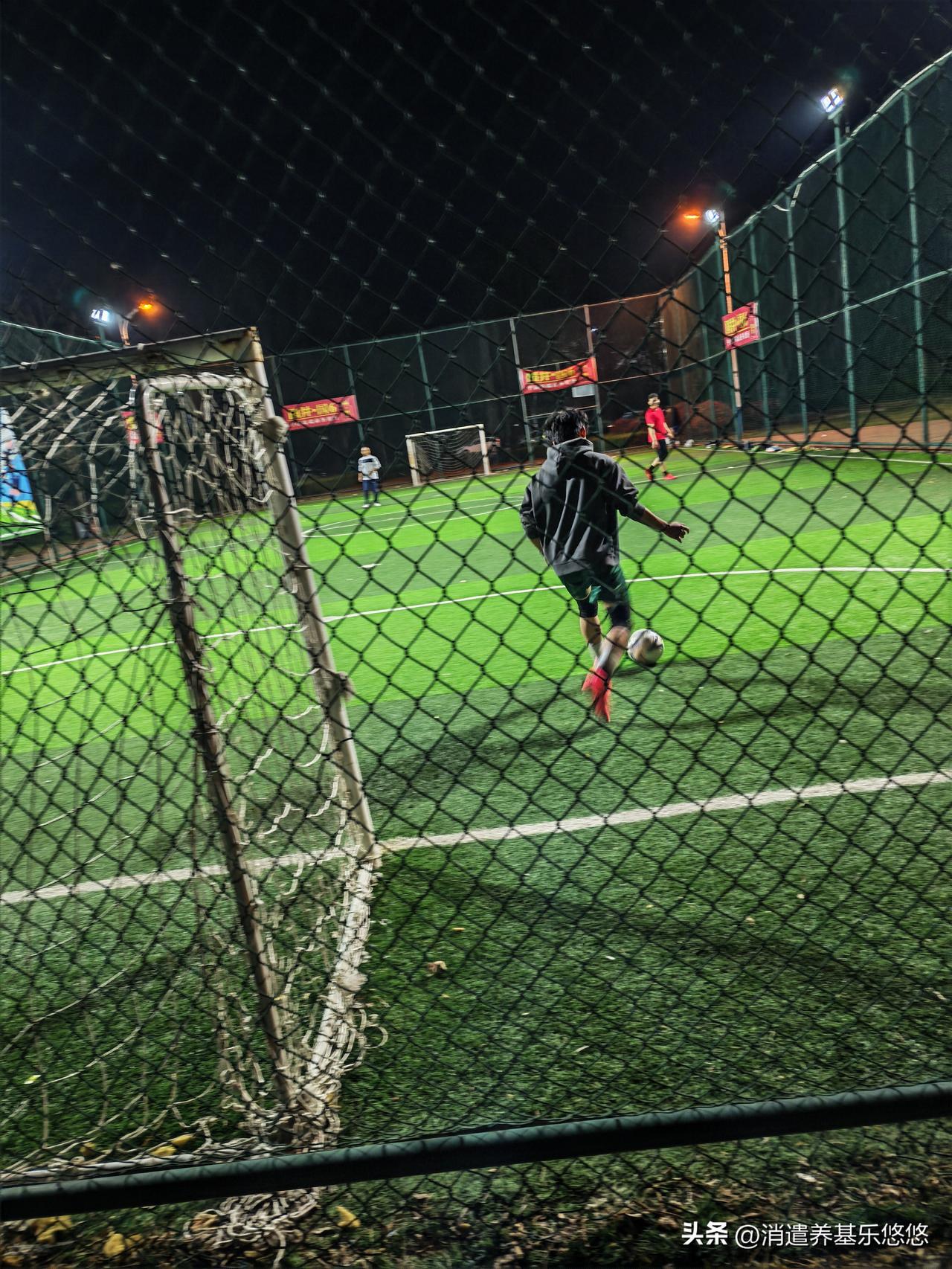 晚饭后到公园里散步，到处春意景象，人流串动，春暖花开，适合室外活动。正好碰见了灯