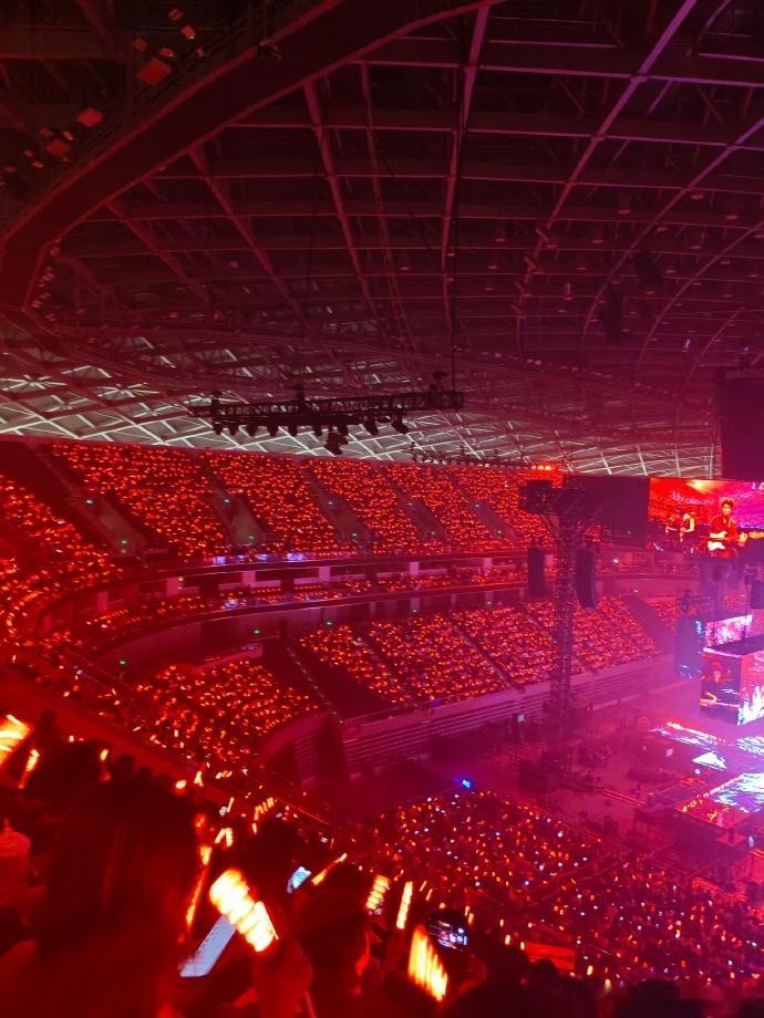 李宇春白素贞 李宇春选曲太绝了！童年和青春的梦幻联动太惊喜，现场粉丝也太幸福，超