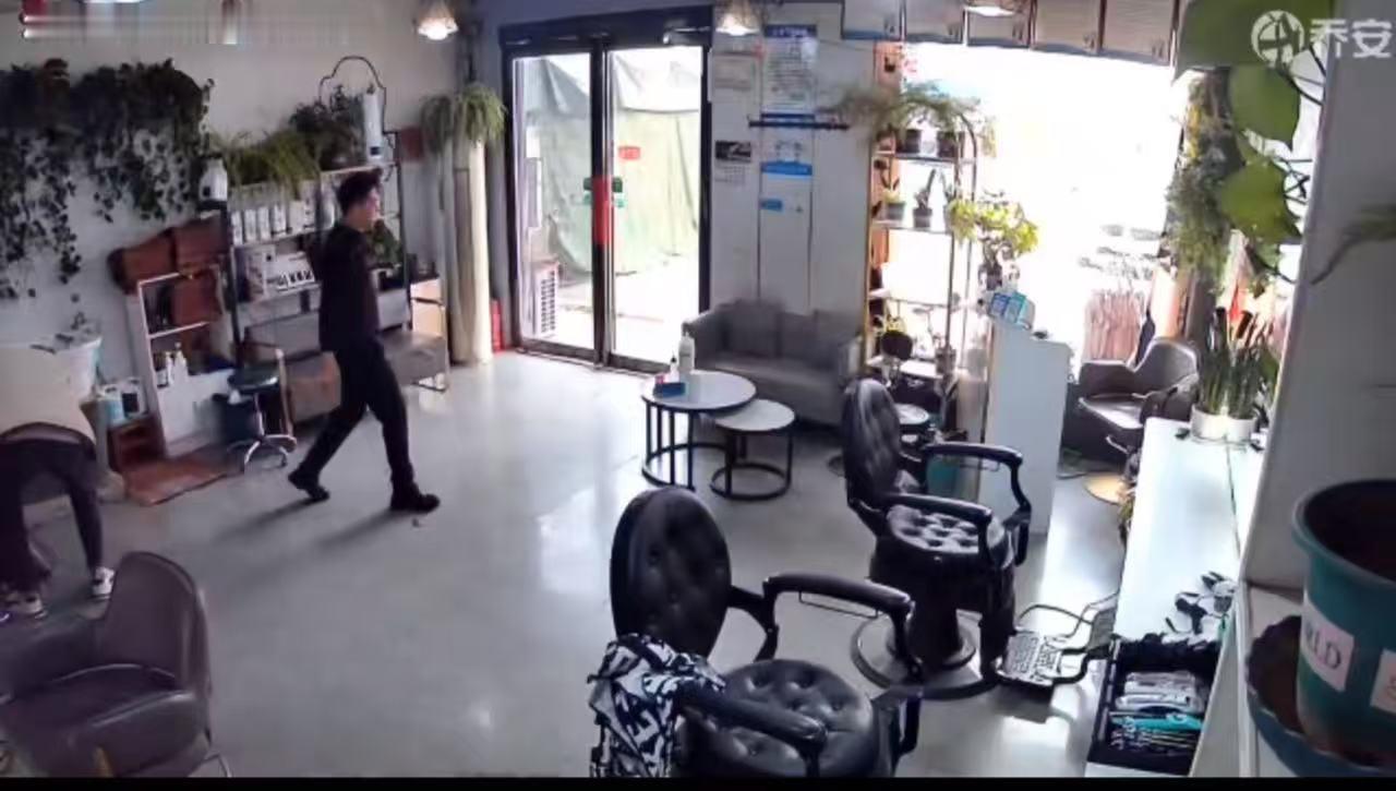 两条真实评论，看完瞬间清醒！
有理发师拒绝给顾客做蛋白矫正，只因同行靠做这个年入