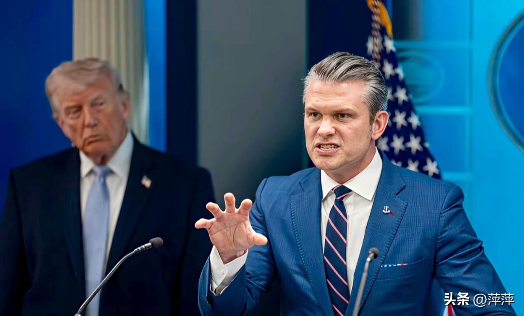 白宫发布会上，美国防长赫格塞思的夸张表现瞬间刷屏。他发言时手掌大幅张开、肢体幅度