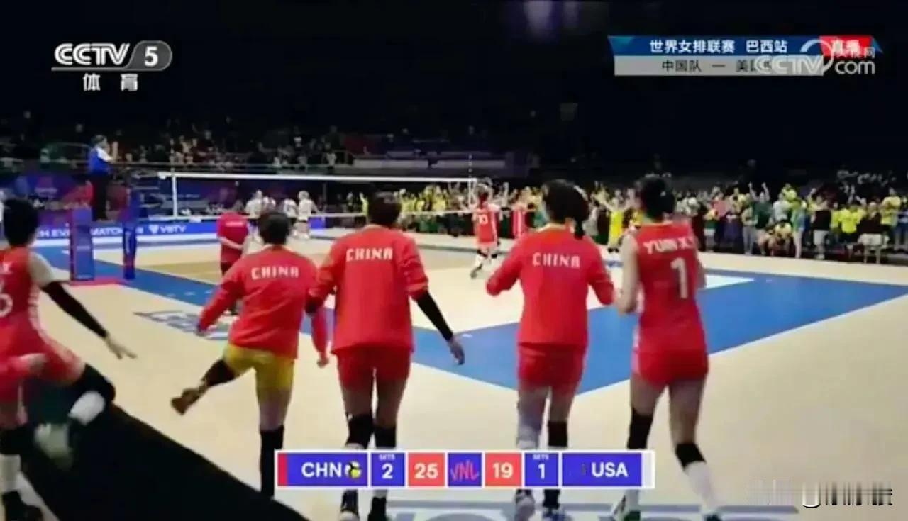世界女排联赛，中国队3-1击败美国队，为获得奥运资格增添了砝码。4局比分是：23