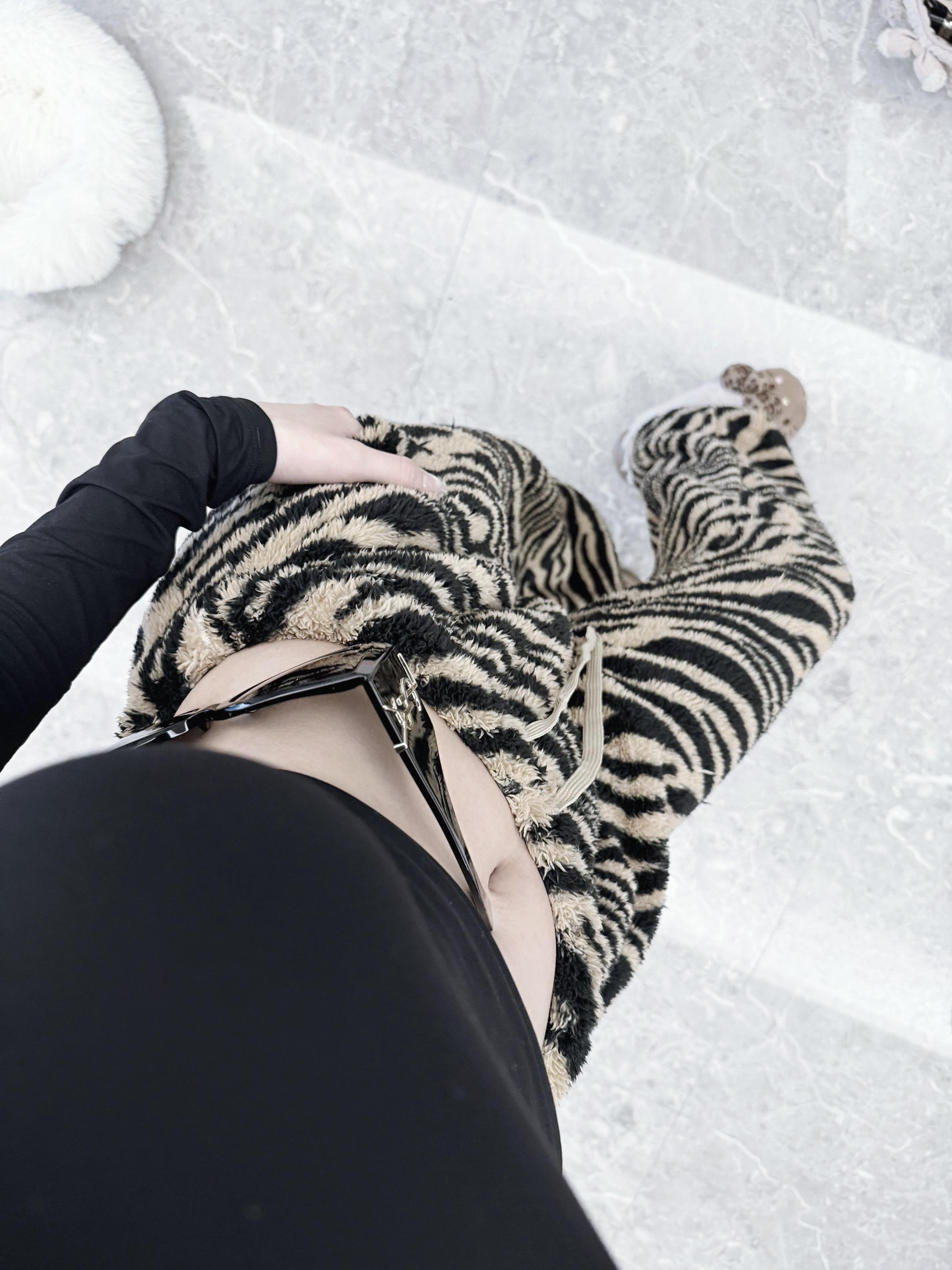 不知道哇 我看别人都这么拍 还挺装的