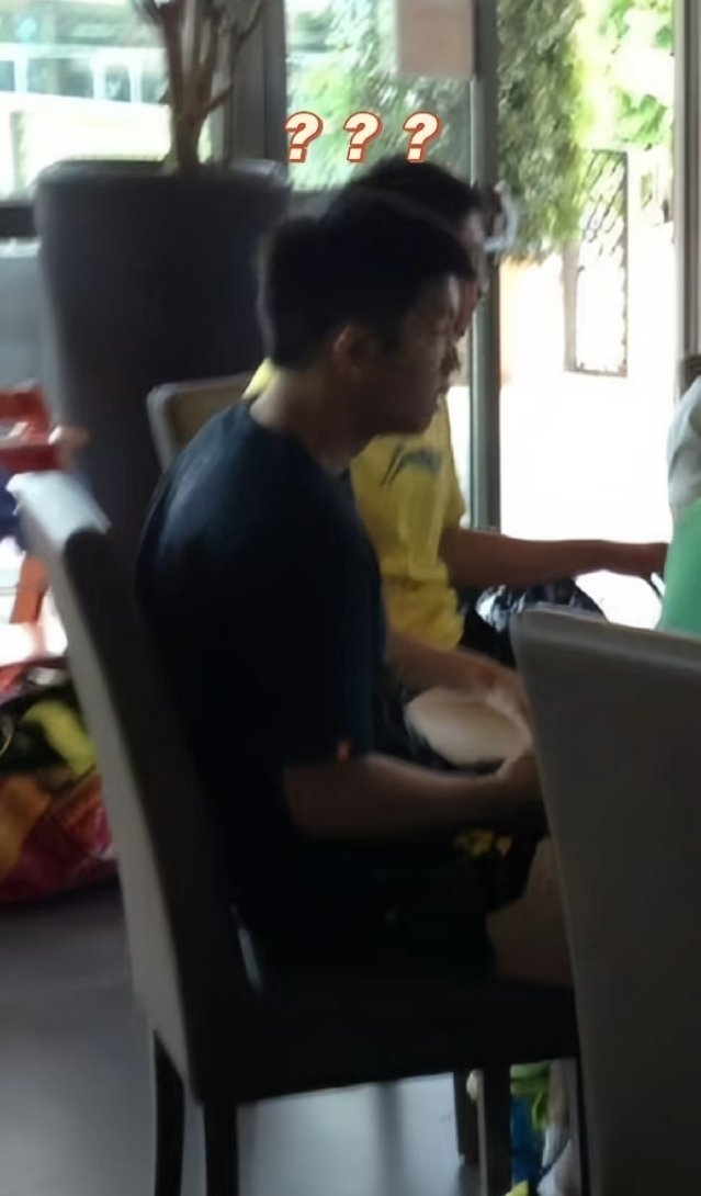 其他人在玩手机，他捧着碗，一副目瞪口呆的样子