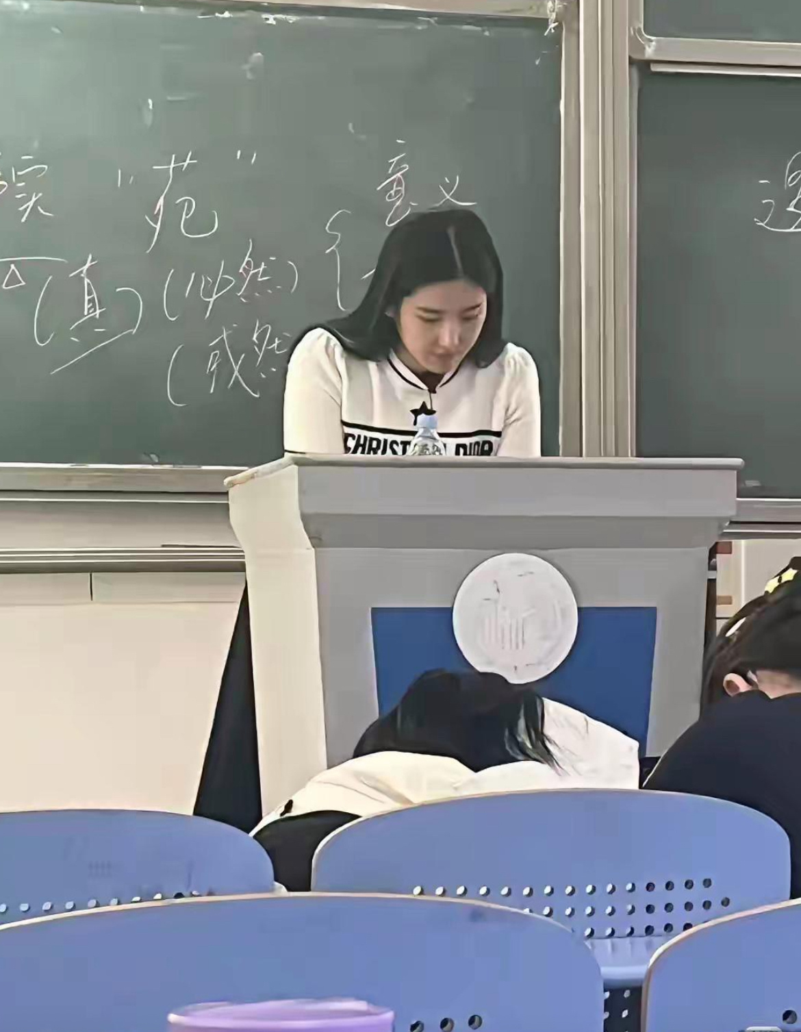 天呐这也太像刘亦菲了，上课谁还能认真听讲啊 ​​​