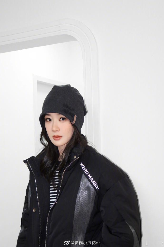 杨紫大雪有点is杨紫有点is 漫天飞雪中她笑容明媚，白色大衣似与雪融为一体，清新