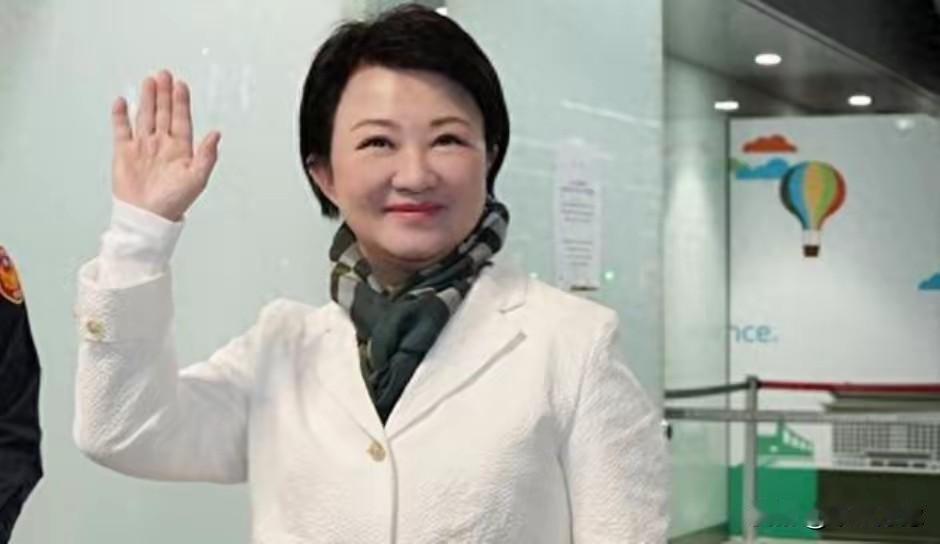 这还是我们认识的中国台湾地区的“妈妈市长”卢秀燕吗？跑到美国去访问才几天怎么变得