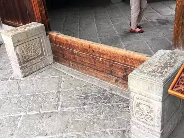 门槛 (随笔)

人这一生，总在跨过一道道坎。

小时候，家里的木门很高，我踮起