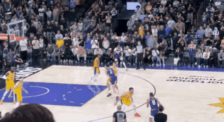 湖人被绝杀非偶然，关键球防守突显三大问题。

三巨头率队的湖人输给没有布克与狄龙