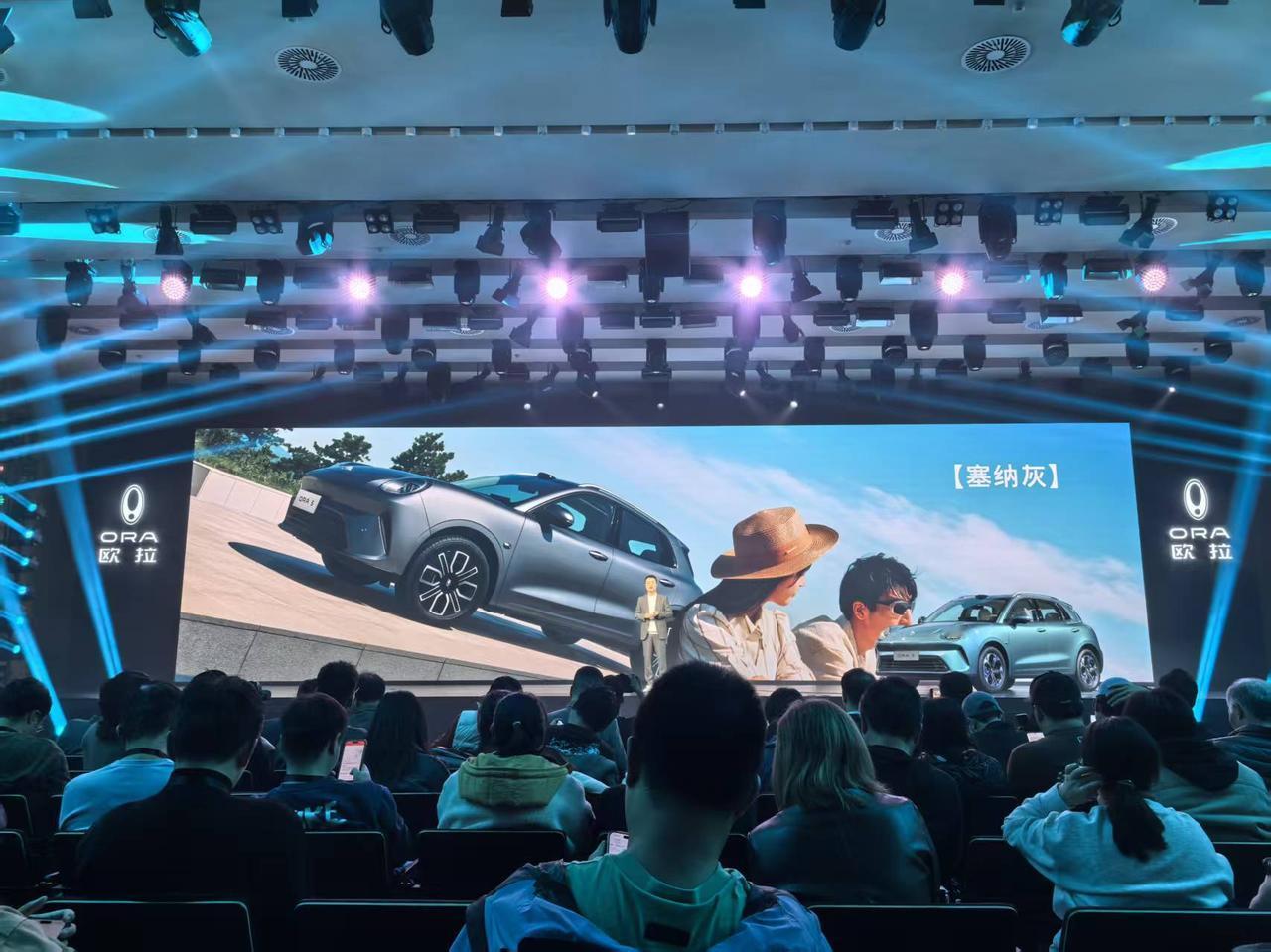 欧拉5颜值是真的高，采用“全曲面”设计语言，圆润线条配上水滴大灯带来复古感的同时