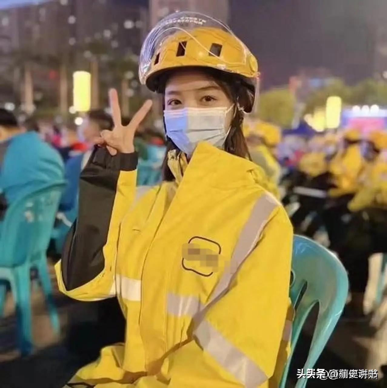 “脸都不要了！”上海，女子是00后女骑手，她给一20多岁男顾客送餐，对方看她长的