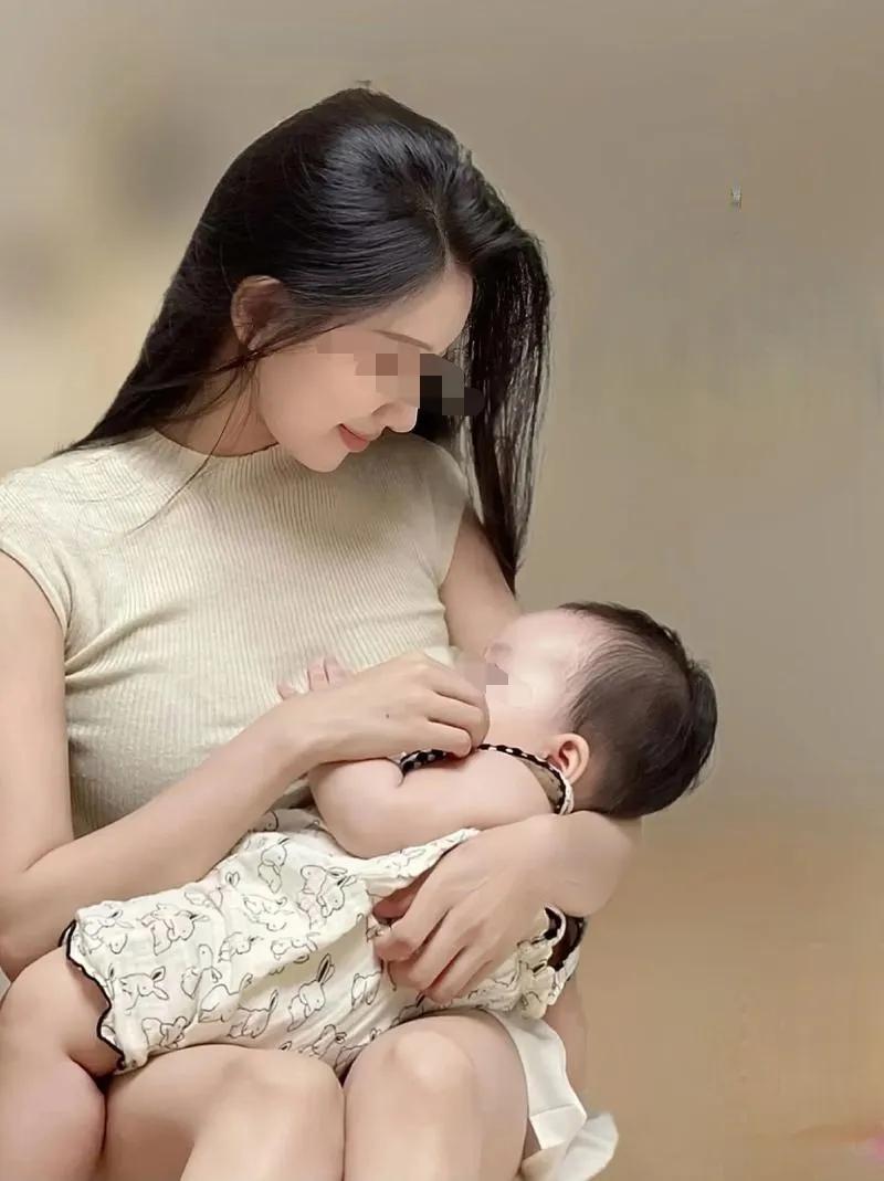 广东东莞，一女子带娃去影楼拍照，她想给娃喂奶，工作人员把她带到选片室，她撩起衣服