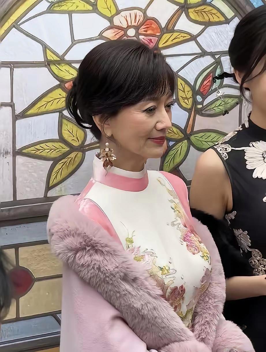 听说全家全靠她挣钱，三个儿子媳妇孙辈全靠她怪不得每天都在赶通告上综艺，不知道是不