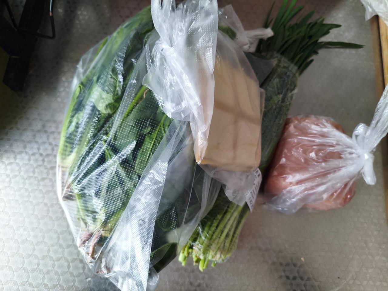 今天花了21.47元，看看都买了啥？

1、青笋一根，1.84元。

2、韭菜一