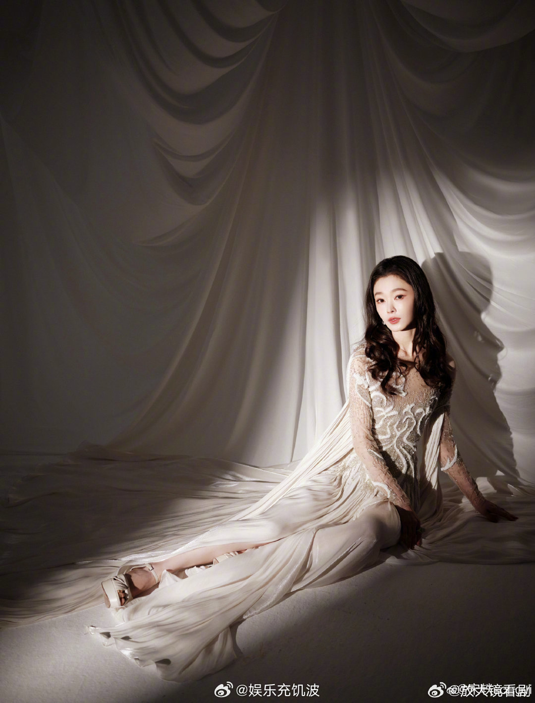 宋轶白裙羽毛头纱宋轶白色羽毛裙微博之夜出图 啊啊啊这套完全是仙女来的啊！一袭白裙