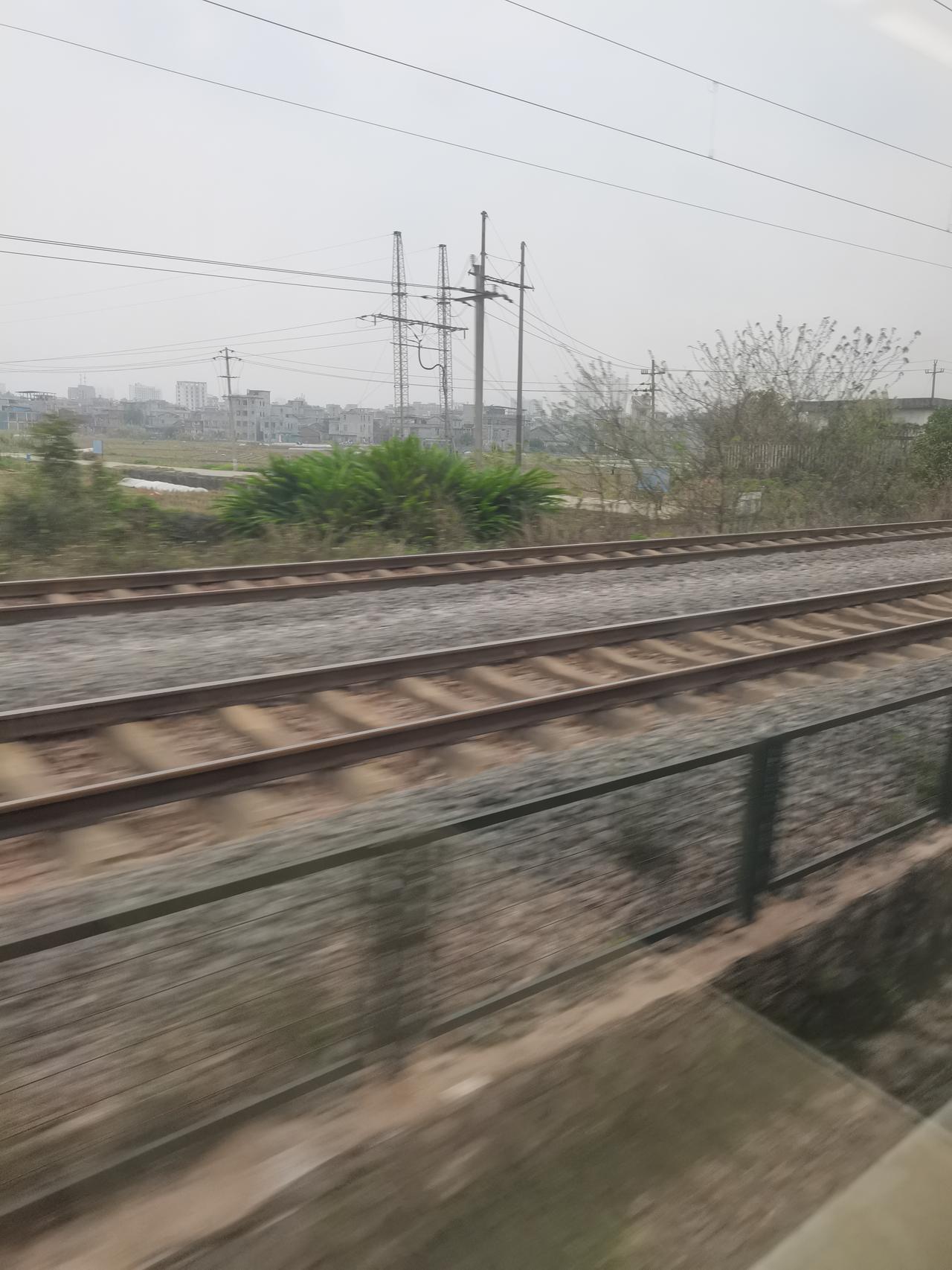 中国军队的底气，来自强大的综合国力、先进的国防科技、听党指挥的忠诚军魂，更源于亿