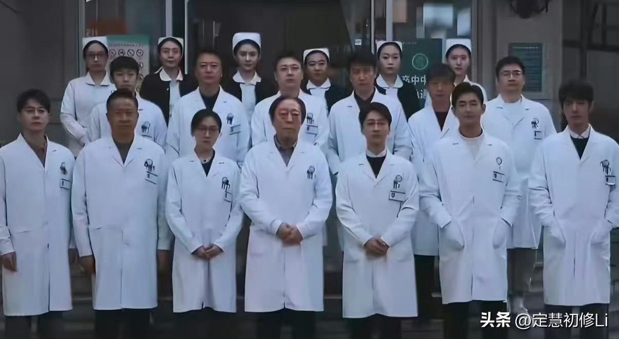 感觉一群好命苦的样子，要不是倪老师的标志性眼袋，根本找不到肖战，肖战这塑造角色的
