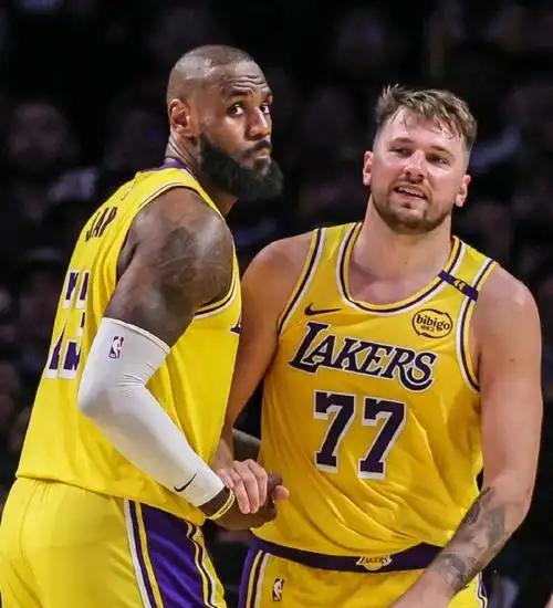 三连败后，湖人迎来两场大胜，一点变化预示着湖人要崛起了。
上一场比赛，湖人129