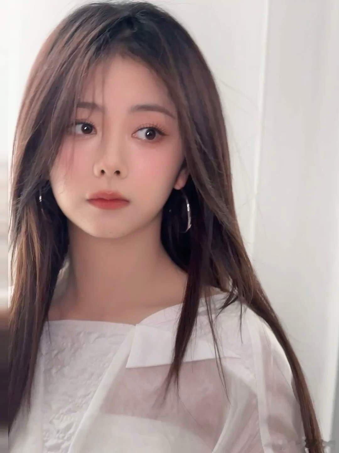 谭松韵在直播中以长发造型亮相，引发网友热议，展现了其温柔美丽和幽默才华。长发回归