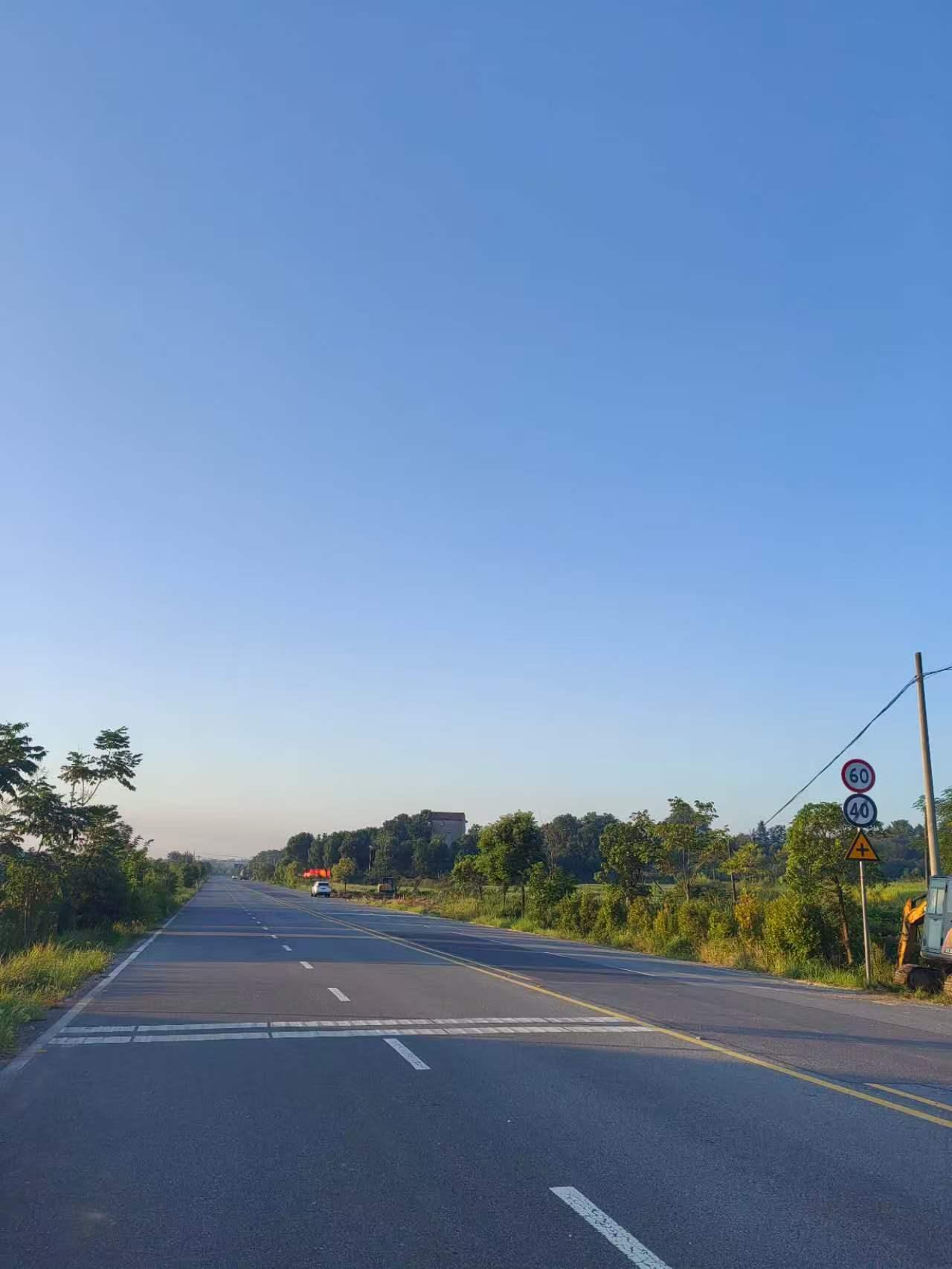 秋日的乡野，总藏着最治愈的风景。澄澈蓝天铺展在头顶，绿油油的田野一望无际，远处村