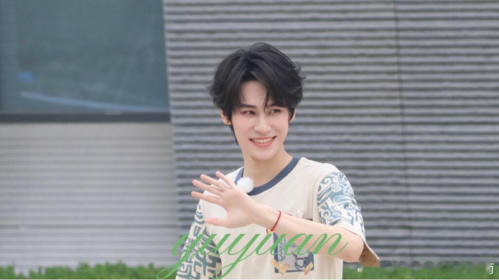 李晨抓着张真源手比心李晨张真源比心 跑男大家庭欢乐营业中，李晨一把抓住张真源的手