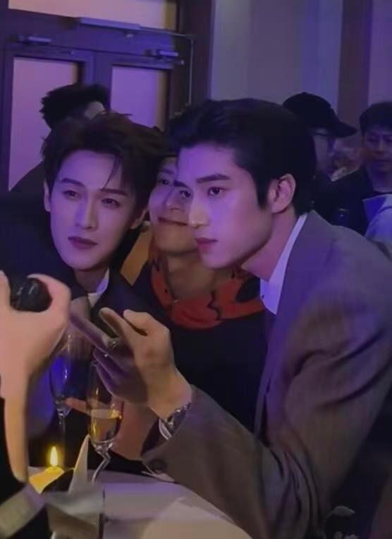 李昀锐王嘉尔张康乐同框王嘉尔李昀锐张康乐晚宴合照王嘉尔李昀锐张康乐晚宴合照 ​​