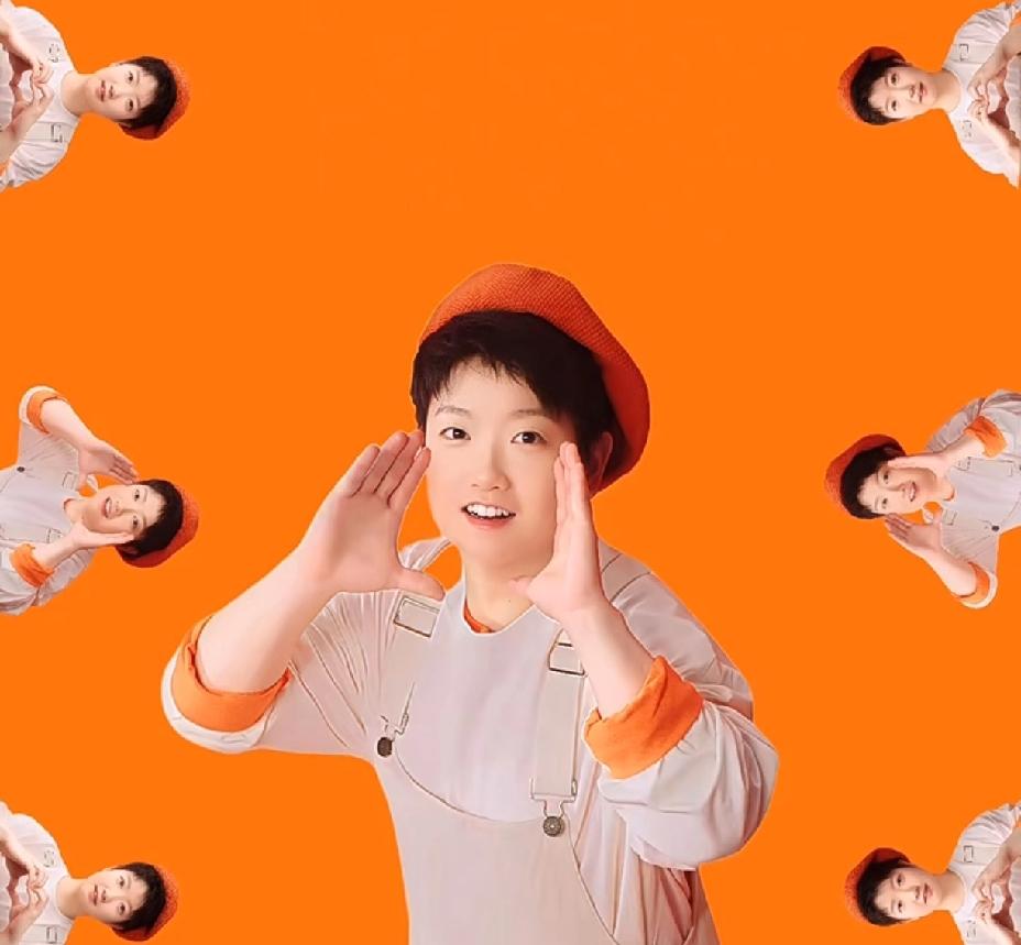 戴贝雷帽的莎莎惊现，
这造型简直太可爱了。

第一眼看到莎莎这个造型，
以为是脆