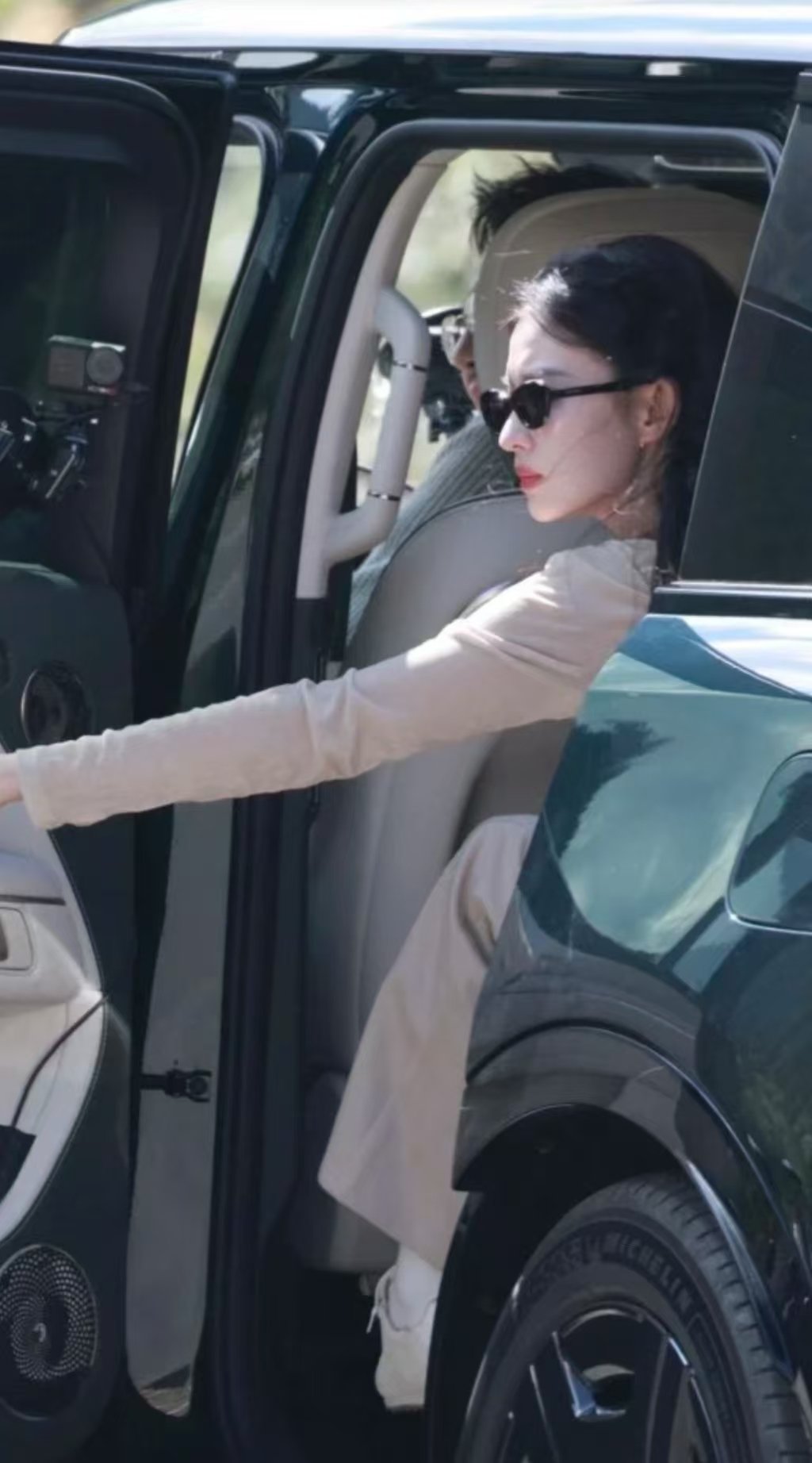 王楚然现发神颜路透王楚然现在就出发下车路透 ber!!谁看见王楚然《现在就出发4