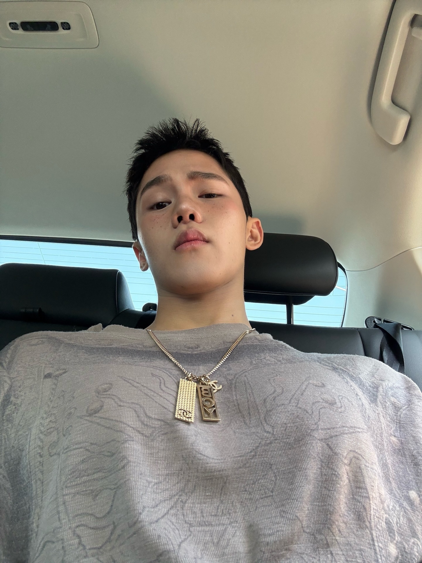之前：项链和漏胸肌现在：向日葵和蓝天白云有老公之后米粒就变成好男孩了toptap