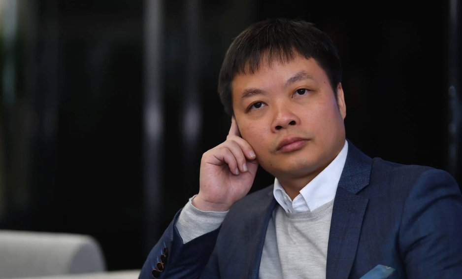 【何小鹏回应和特斯拉FSD比谁更强：第二代VLA人车博弈能力更强，窄路处理效果更