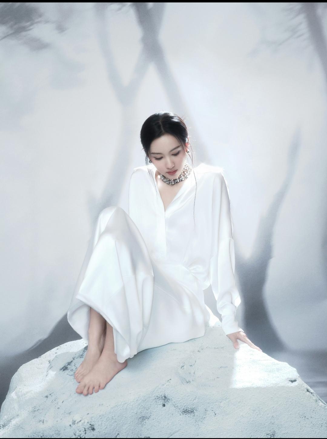 陈都灵，小拇趾短短的也太可爱了。