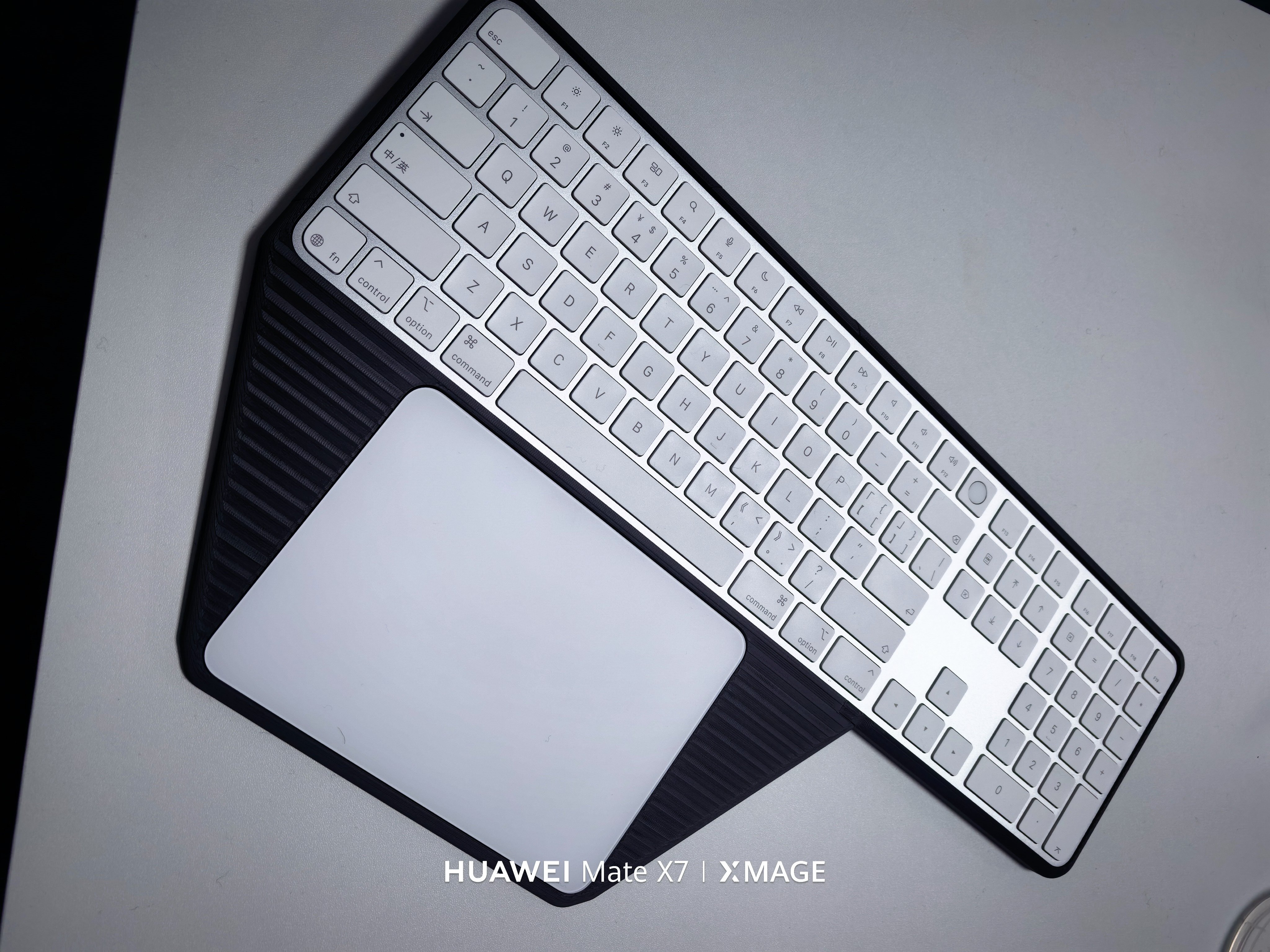 有个3D打印机真好。好朋友最近入手了苹果台式电脑全家桶，说这键盘和触控盘裸着用感