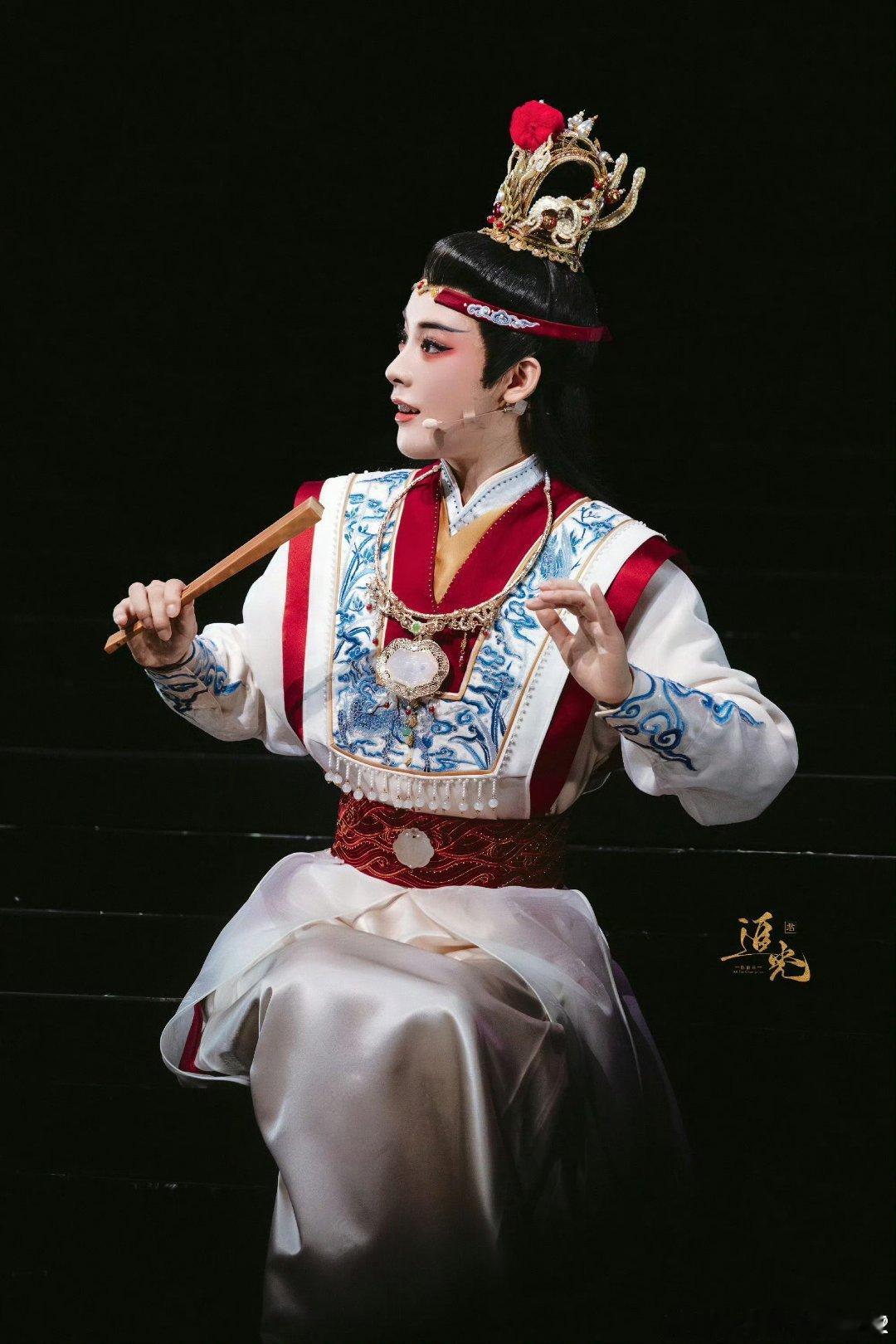 大河报报道了陈丽君《我的大观园》二轮巡演，在首站绍兴大剧院赢得满堂彩，全场座无虚