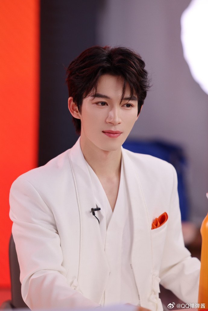 王星越走哪儿都带着保温杯王星越皮衣造型帅炸，结果手里保温杯一秒破功，笑不活了  