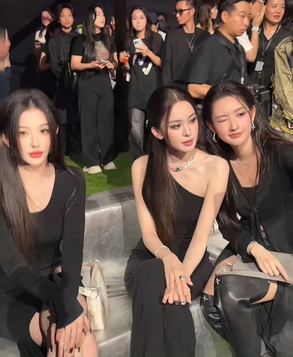 三位大美女合照 热扎在中间好出众 美女们造型都干干净净清清爽爽 