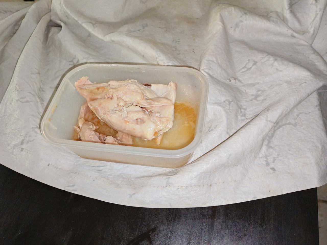 为什么老伴儿的大围裙要用饭碗压在小饭桌上？

许多好友说：“要是不用饭碗压住围裙