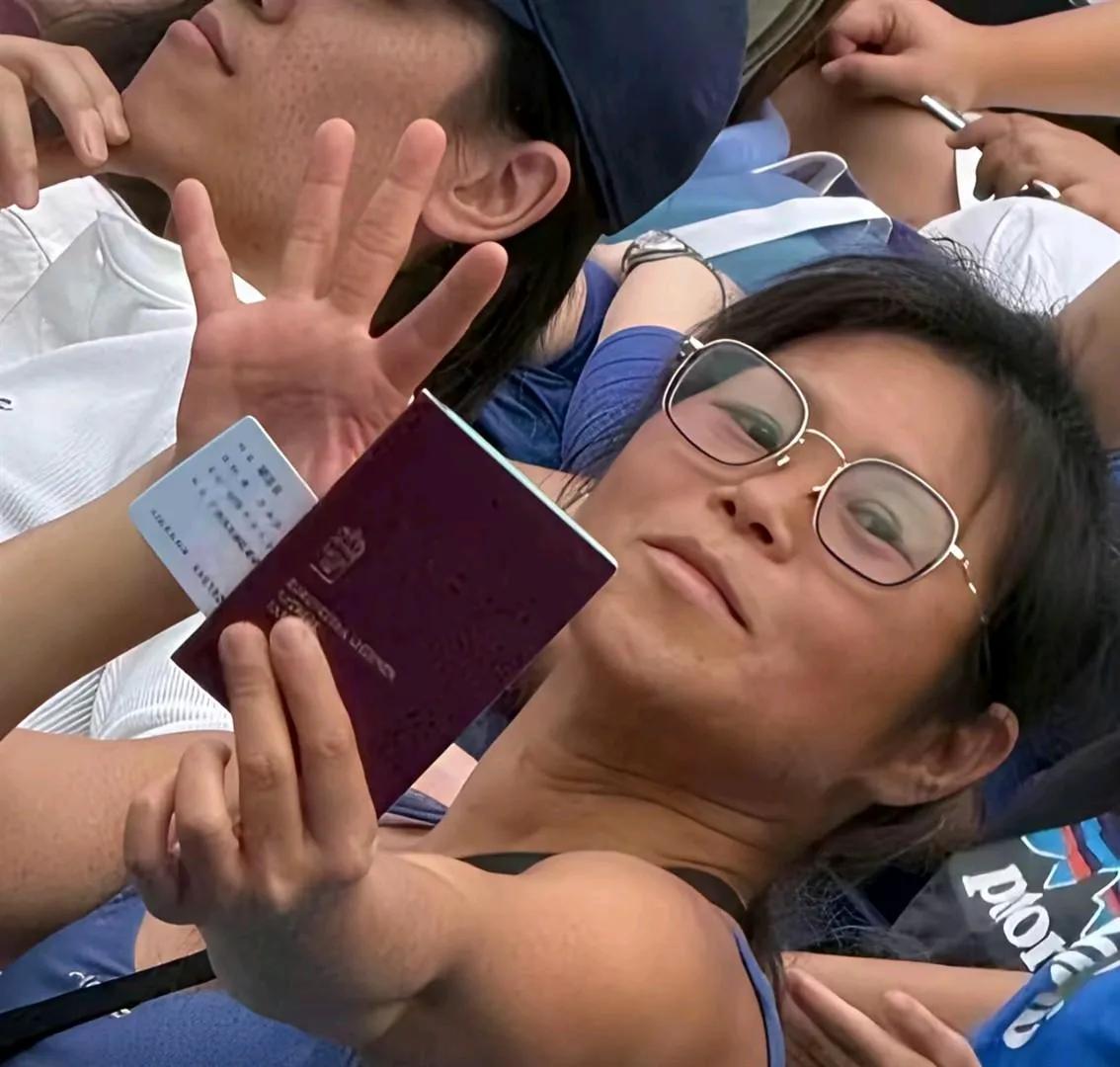 丑态百出！
炫耀啥就缺啥，
不是中国人了，换国籍了，就骄傲成这样，这何尝不是一种